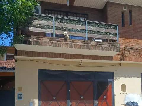 PH en venta de tres ambientes  en planta baja con patio y garage