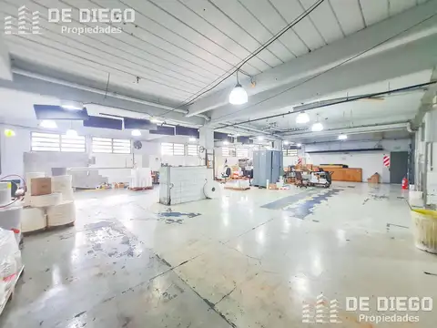 Venta con renta Deposito con oficinas, ideal laboratorio habilitable ANMAT Martinez