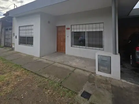 Casa en venta con dos dormitorios y cochera