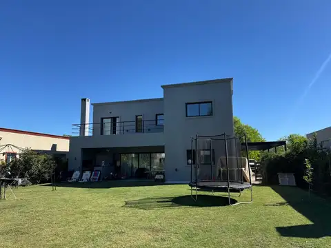 Casa en Venta en Pilar del Este - Santa Emilia, USD 235.000
