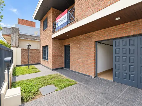VENTA CASA 4 AMBIENTES COCHERA JARDIN PARRILLA