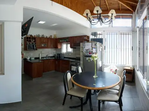 Casa 5 ambientes con 2 baños