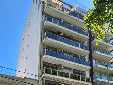 EDIFICIO FRENTE A LA PLAZA - 2 AMB PRECIOSO - LATERAL CON LAVADERO