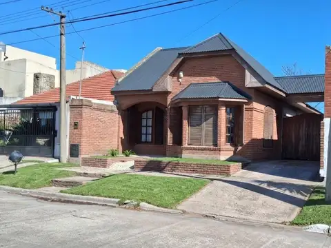 Casa en venta - 4 Dormitorios 1 Baño - Necochea