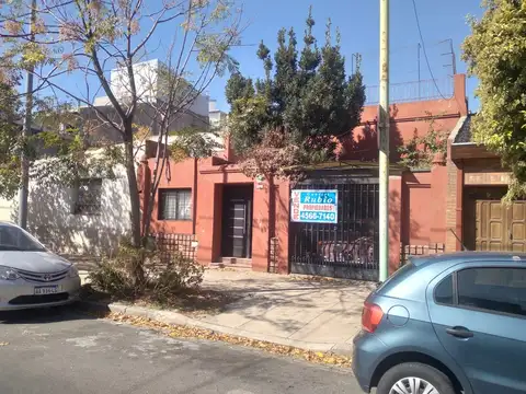 Lote propio con casa  para refaccionar o demoler