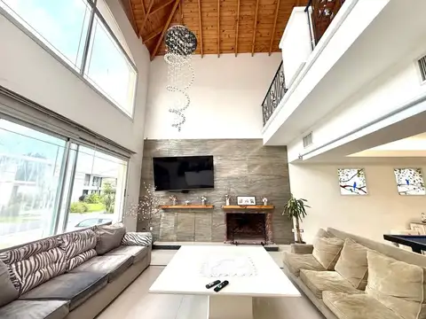 Casa en Venta con 5 cocheras