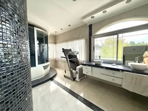 Casa 5 ambientes con 6 baños