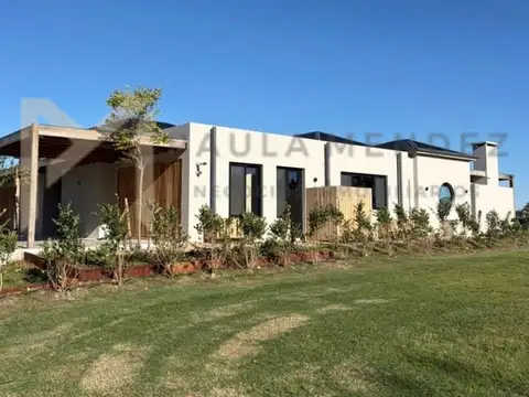 Casa en Venta con 4 cocheras