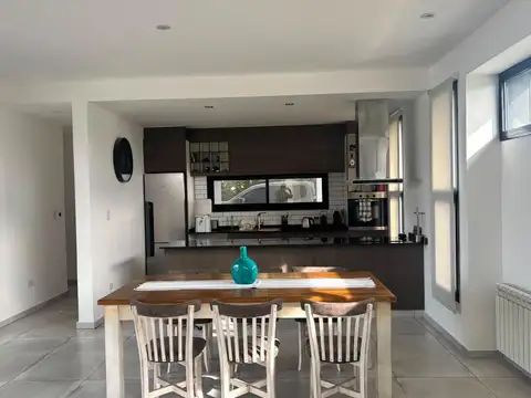 Casa en Alquiler con 2 cocheras