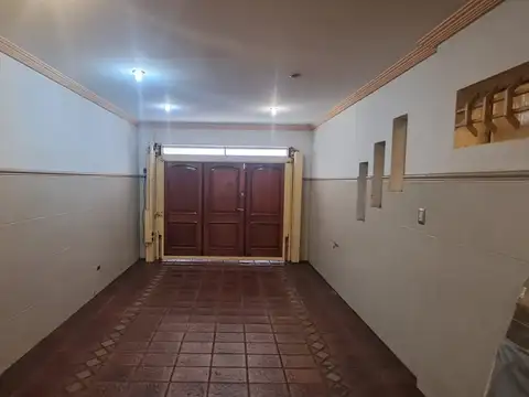 CASA 5 AMB CON COCHERA CUBIERTA, AMPLIO PATIO Y QUINCHO EN DOS PLANTAS.REF.894