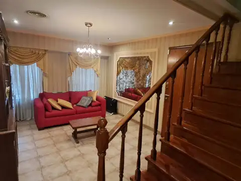 CASA 5 AMB CON COCHERA CUBIERTA, AMPLIO PATIO Y QUINCHO EN DOS PLANTAS.REF.894