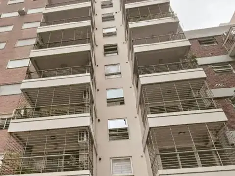 HERMOSO SEMIPISO DE 4 AMB. CON BALCON PRIVADO, PATIO, PARRILLA  Y DOS COCHERAS EN VILLA URQUIZA