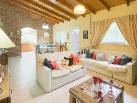 Casa 4 ambientes con 2 baños