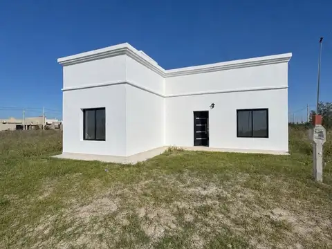  CASA A ESTRENAR EN B° CATALINAS – FRENTE A LA PLAZA  