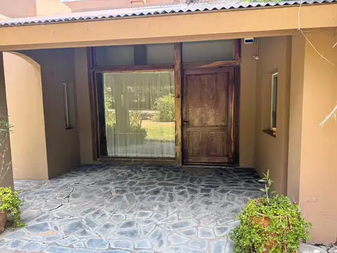 Casa 5 ambientes con 4 baños