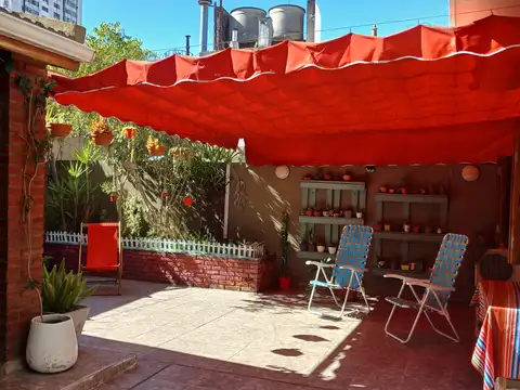 Excelente Departamento Tipo PH con Patio, baulera  y Cochera en Venta.