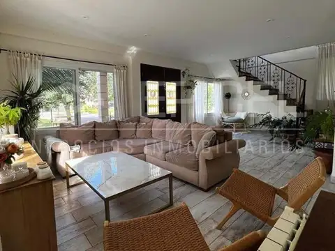 Casa en Alquiler con 1 cochera