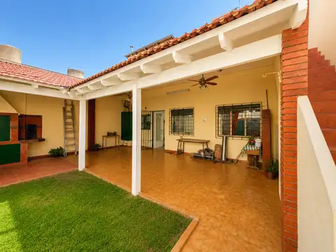 Casa 5 Amb, Cochera, Apto Crédito y Permuta