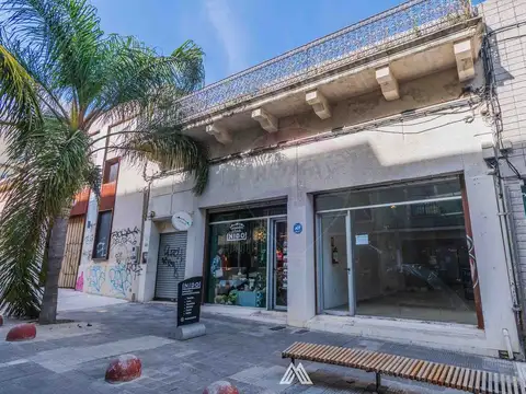 Se venden 3 locales comerciales en Ciudad Vieja.