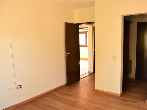 casa en venta en lujan con patio pileta y cochera apto credito