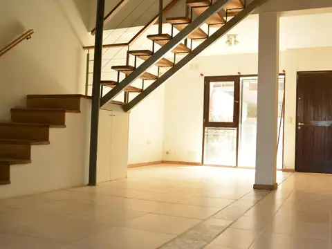 casa en venta en lujan con patio pileta y cochera apto credito