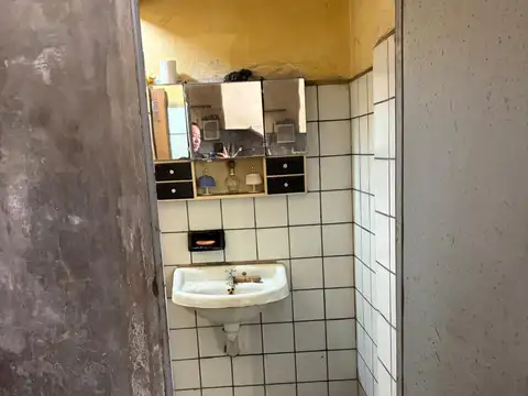 Casa 7 ambientes con 2 baños