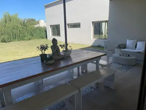 Casa 5 ambientes con 3 baños
