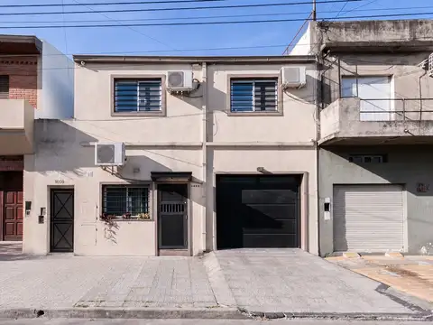 Venta de PH al frente 3 amb c/cochera. Impecable