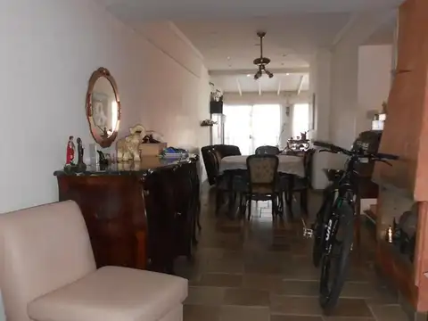Amplio Chalet 4 Dormitorios con Jardín y Pileta - Villa Mart
