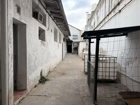 Amplio galpon con local oficinas y entrada para camionetas