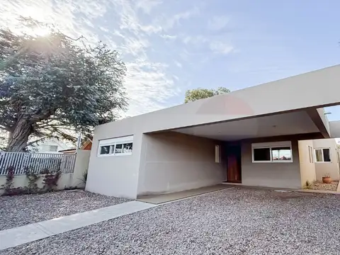 VENTA HERMOSA PROPIEDAD SOLYMAR - 3 DORM - PISCINA