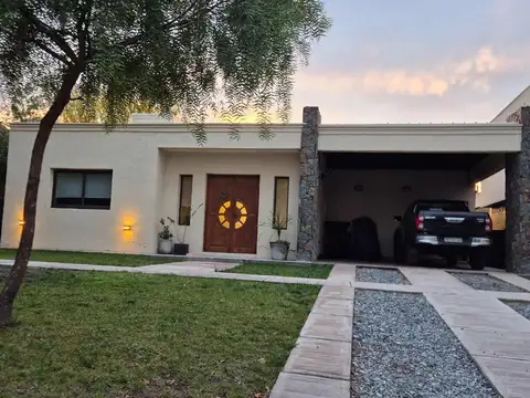 Cómoda casa para familia en B° Privado Luján Mza