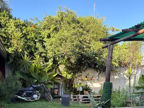 CASA DE 4 AMBIENTES CON COCHERA