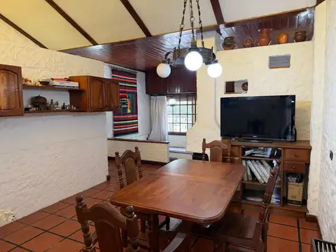 CASA EN VENTA 5 AMB. MONTE GRANDE BUENA UBICACION