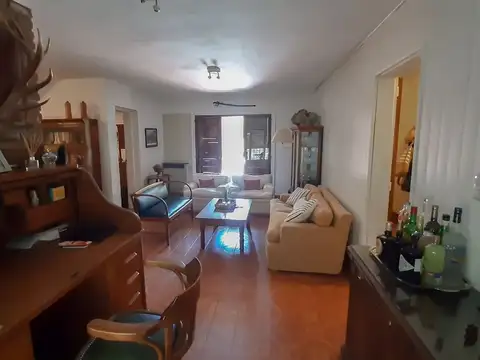 Casa 8 ambientes con 2 baños