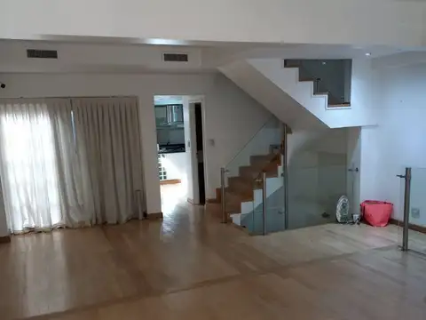 Depto Tipo Casa en Alquiler de 4 ambientes