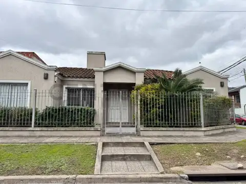 VENTA CASA PH 4 AMBIENTES CASTELAR CON PARQUE QUINCHO PILETA