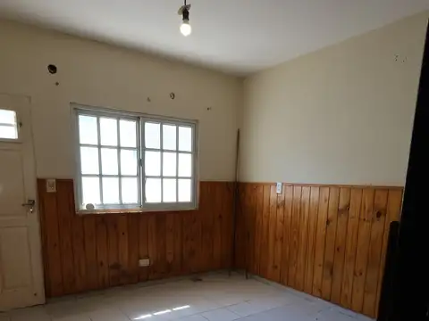 Departamento tipo 2 ambientes con patio, y entrada para vehículo pequeño.