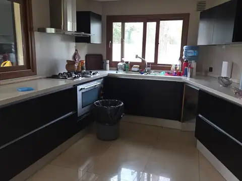 Casa 7 ambientes con 2 baños
