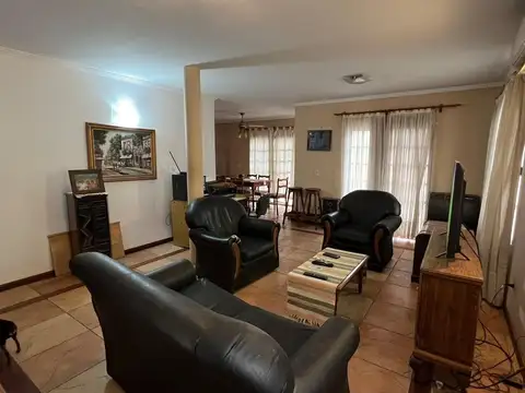 Casa en venta - 3 Dormitorios 2 Baños - Cochera - 291Mts2 - Mercedes