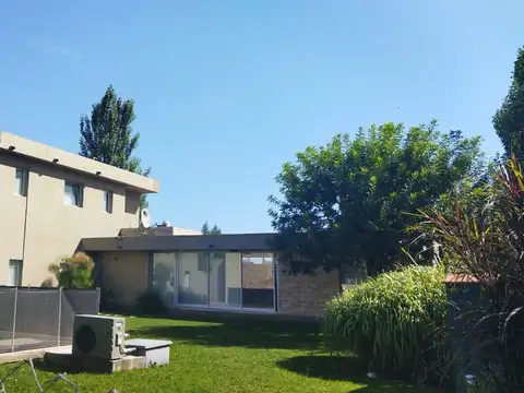 Venta Excelente Chalet de 5 ambientes 3 cochera  Sobre Dos Lotes, En Los Acantilados, Mar del Plata