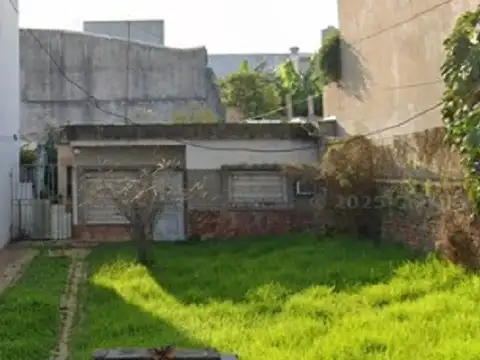 Casa con dpto al fondo, todo a reciclar apta dos familias en Castelar Sur