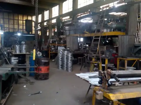 Galpón C/local 700m2 S/av. Mosconi Con Salida A 2 Calles