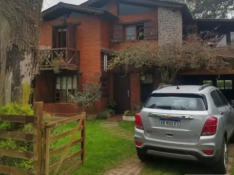 Casa en venta - 3 Dormitorios 3 Baños 2 Cocheras - 205 mts2 - Santa Teresita