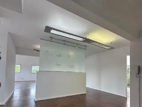 Oficina 6 ambientes con 2 baños