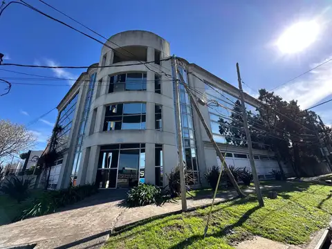 Oficina con excelente ubicacion y acceso en San Isidro