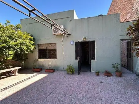 VENTA CASA AL FRENTE DOS DORMITORIOS CON DEPARTAMENTO INTERNO DE UN DORMITORIO EN LUDUEÑA