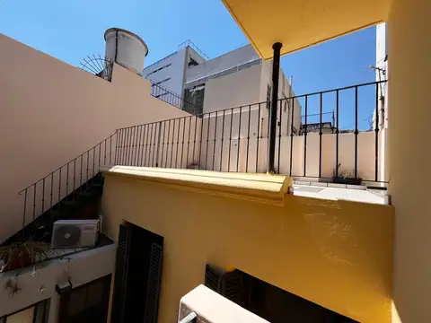 Excelente PH de 3 ambientes de 100 metros totales! Zona Plaza Irlanda. SIN EXPENSAS 