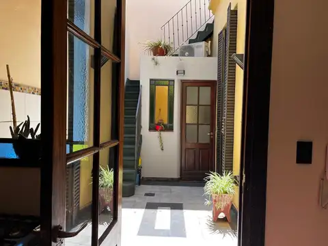 Excelente PH de 3 ambientes de 100 metros totales! Zona Plaza Irlanda. SIN EXPENSAS 