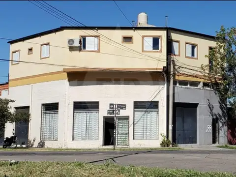 : EIB VENDE IMPONENTE SALON,MAS TRES DEPTOS EN PLANTA ALTA :